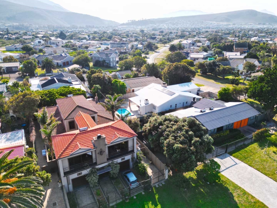 6 Bedroom Property for Sale in Sandbaai Western Cape
